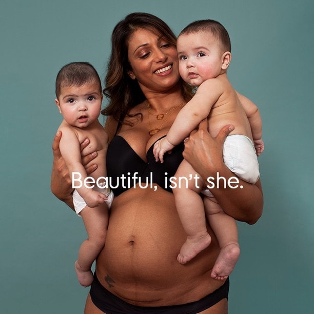 Jizvy, strie a kila navíc. Mothercare v kampani svlékl ženy po porodu