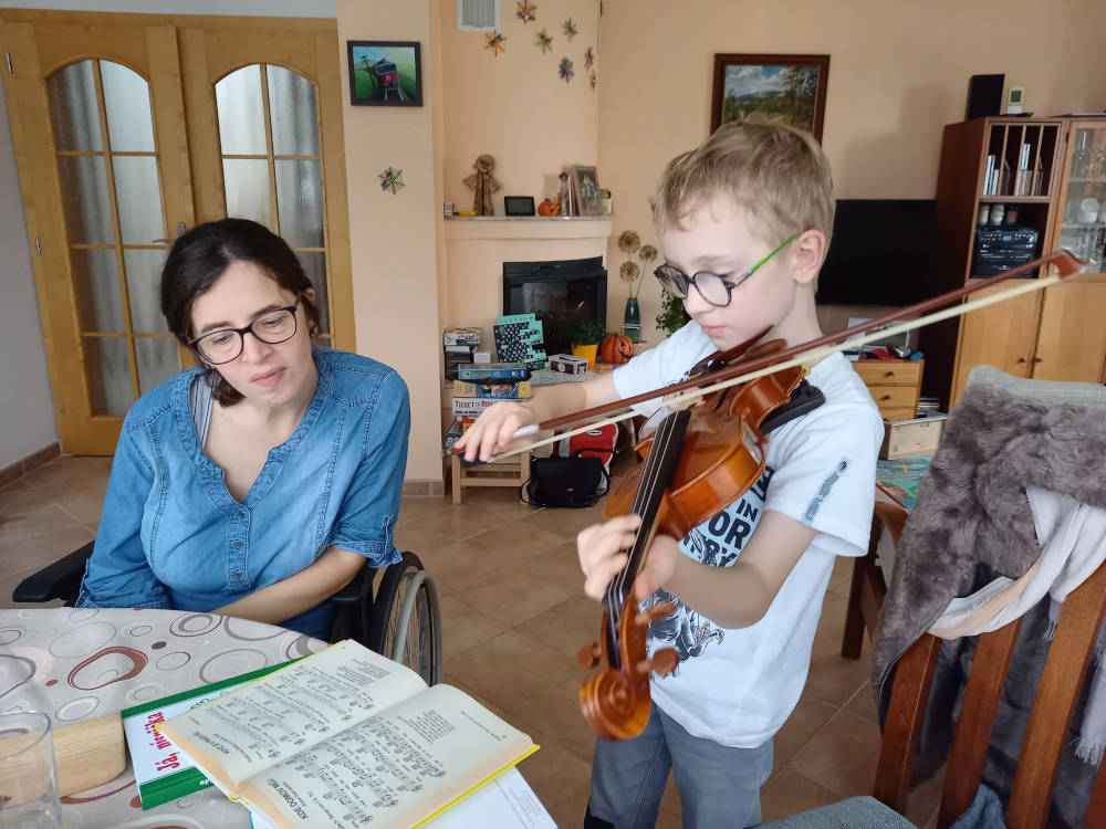 Prodělala mozkovou příhodu a ochrnula, ale nevzdává se. V muzikoterapii vidí druhou šanci na život