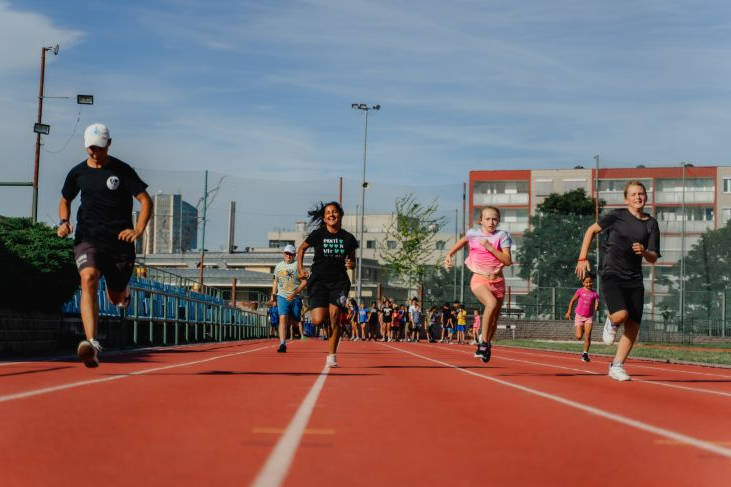 Sportovní legendy a hrdinové z dětských domovů se setkají na jednom hřišti. Přijďte si zasportovat a zazpívat s Pokáčem!